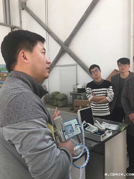 竞道工作人员为大家讲解光合作用测定仪 竞道工作人员为大家讲解光合作用测定仪